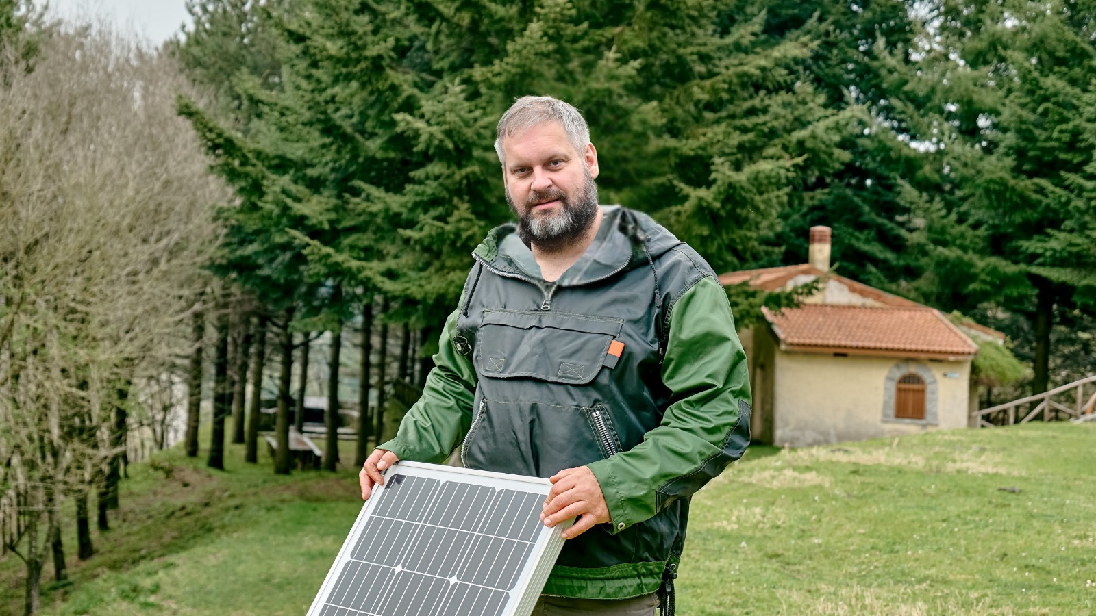 Fotovoltaické panely na střeše domu ve Středočeském kraji