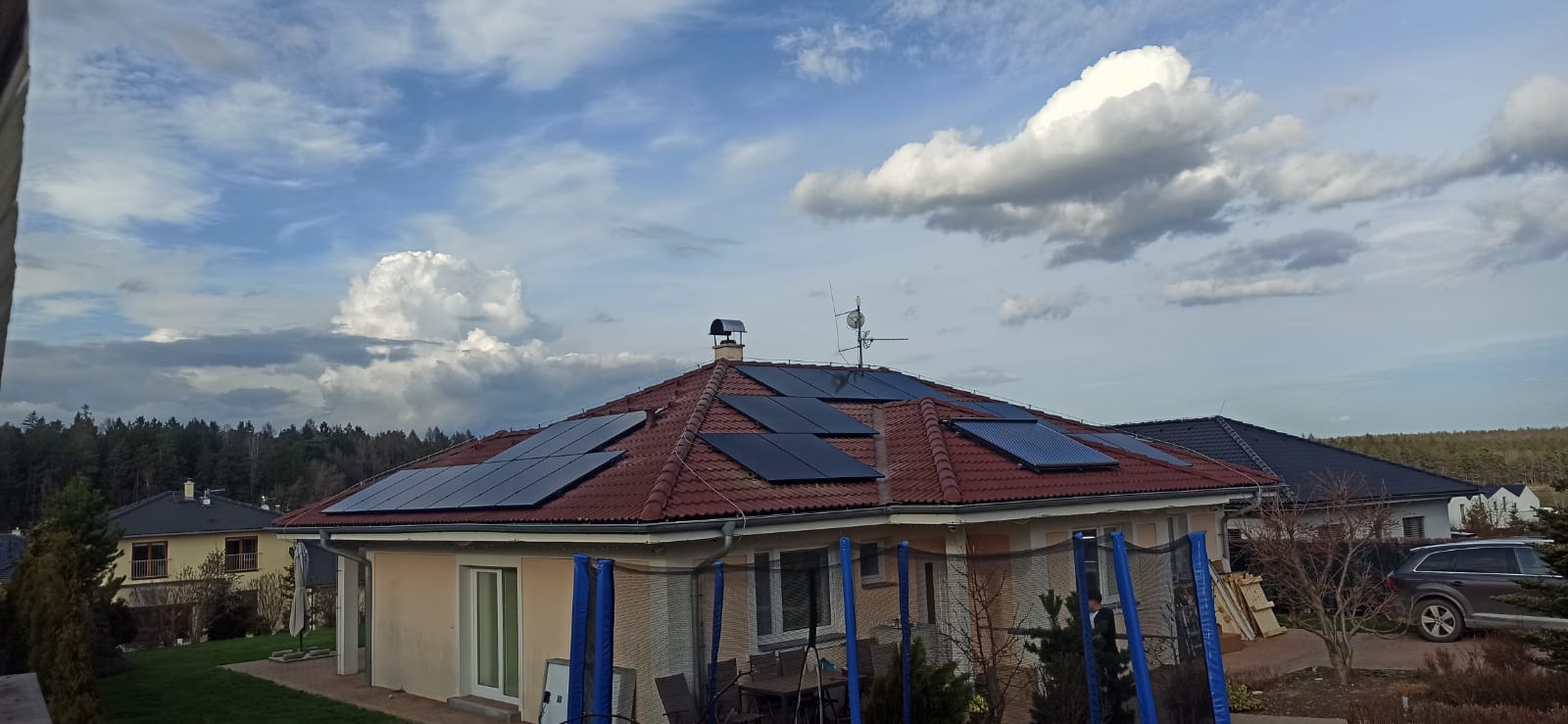 Fotovoltaické panely na střeše domu ve Středočeském kraji
