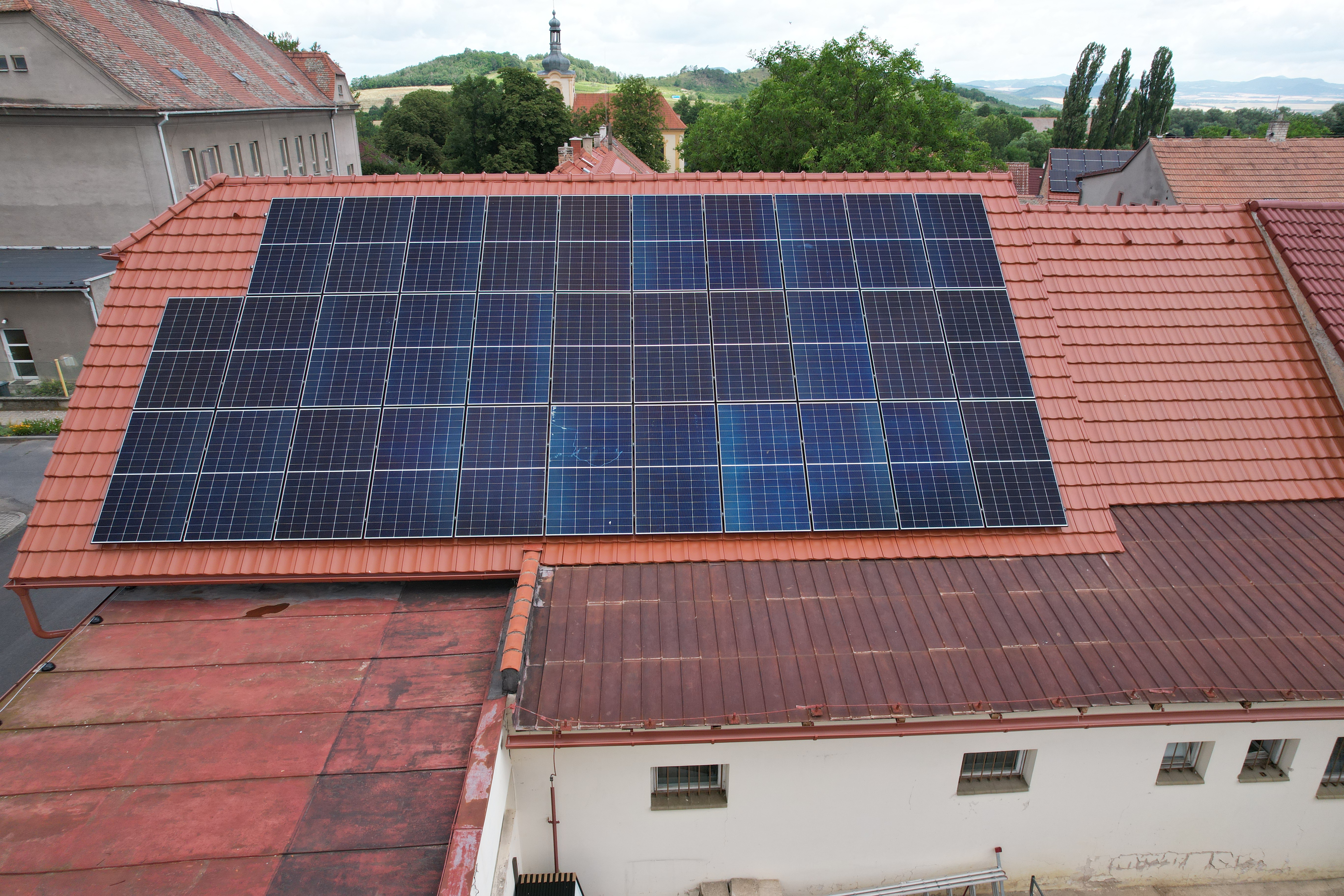 Fotovoltaické panely na střeše domu ve Středočeském kraji