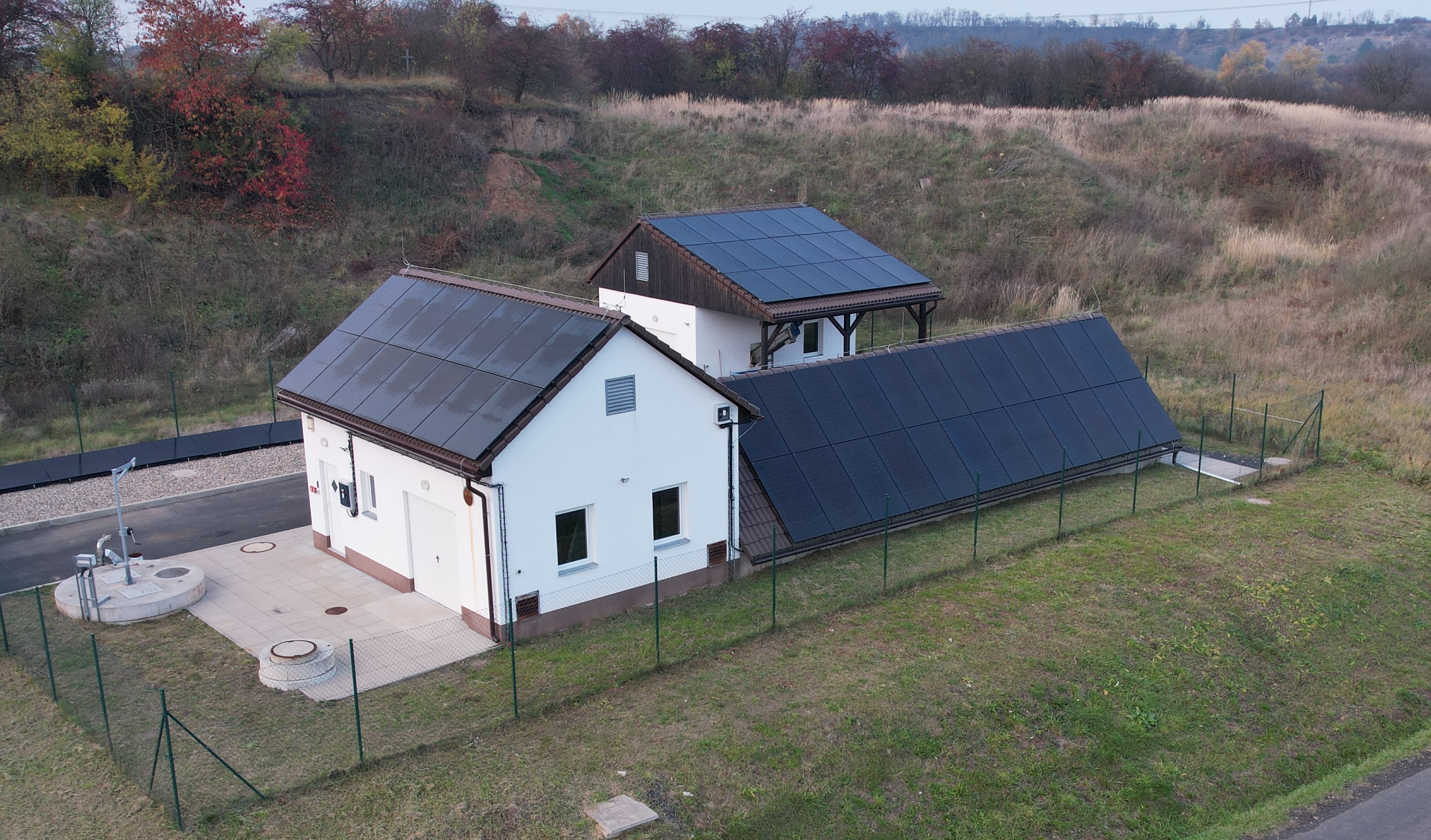 Fotovoltaické panely na střeše domu ve Středočeském kraji