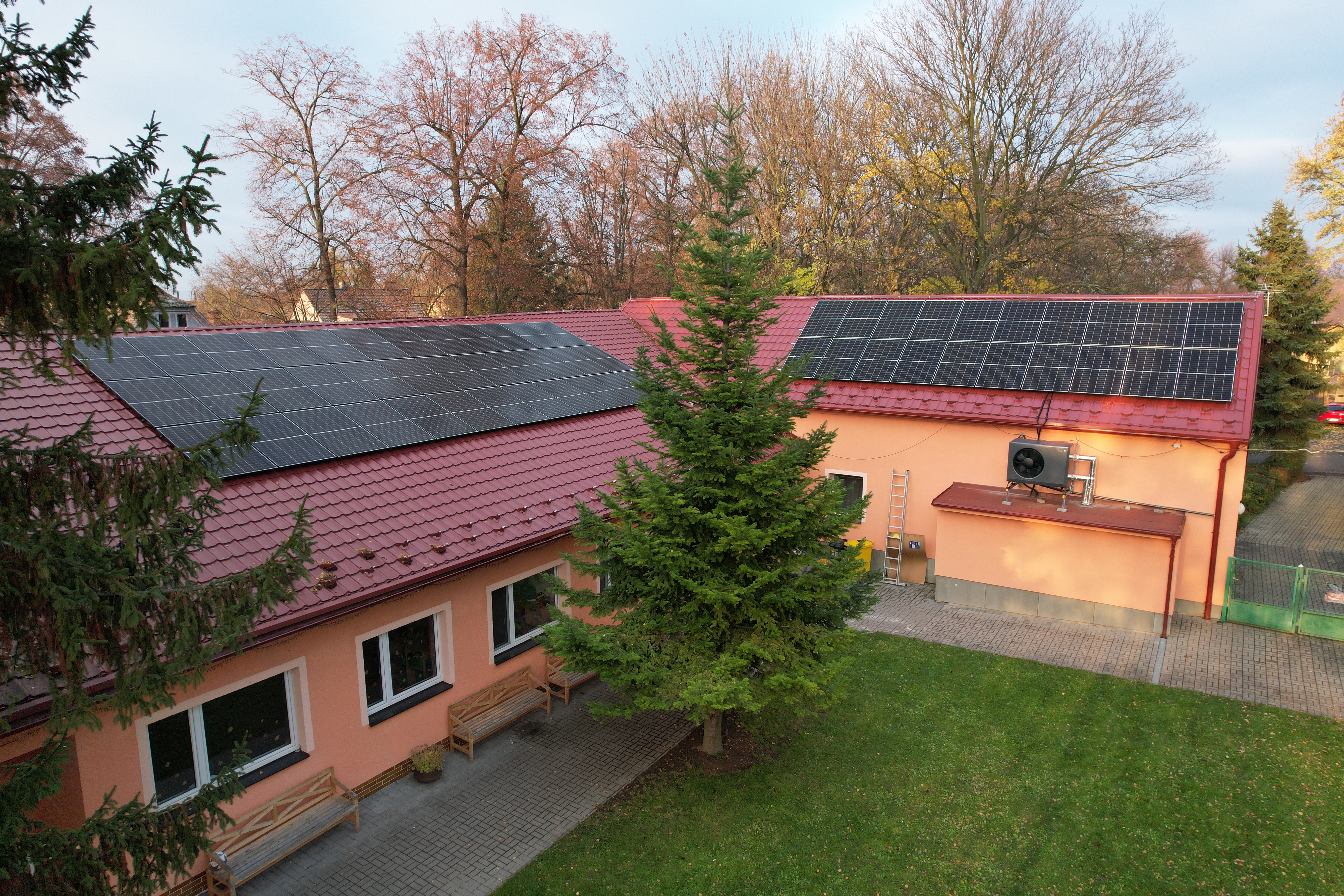 Fotovoltaické panely na střeše domu ve Středočeském kraji