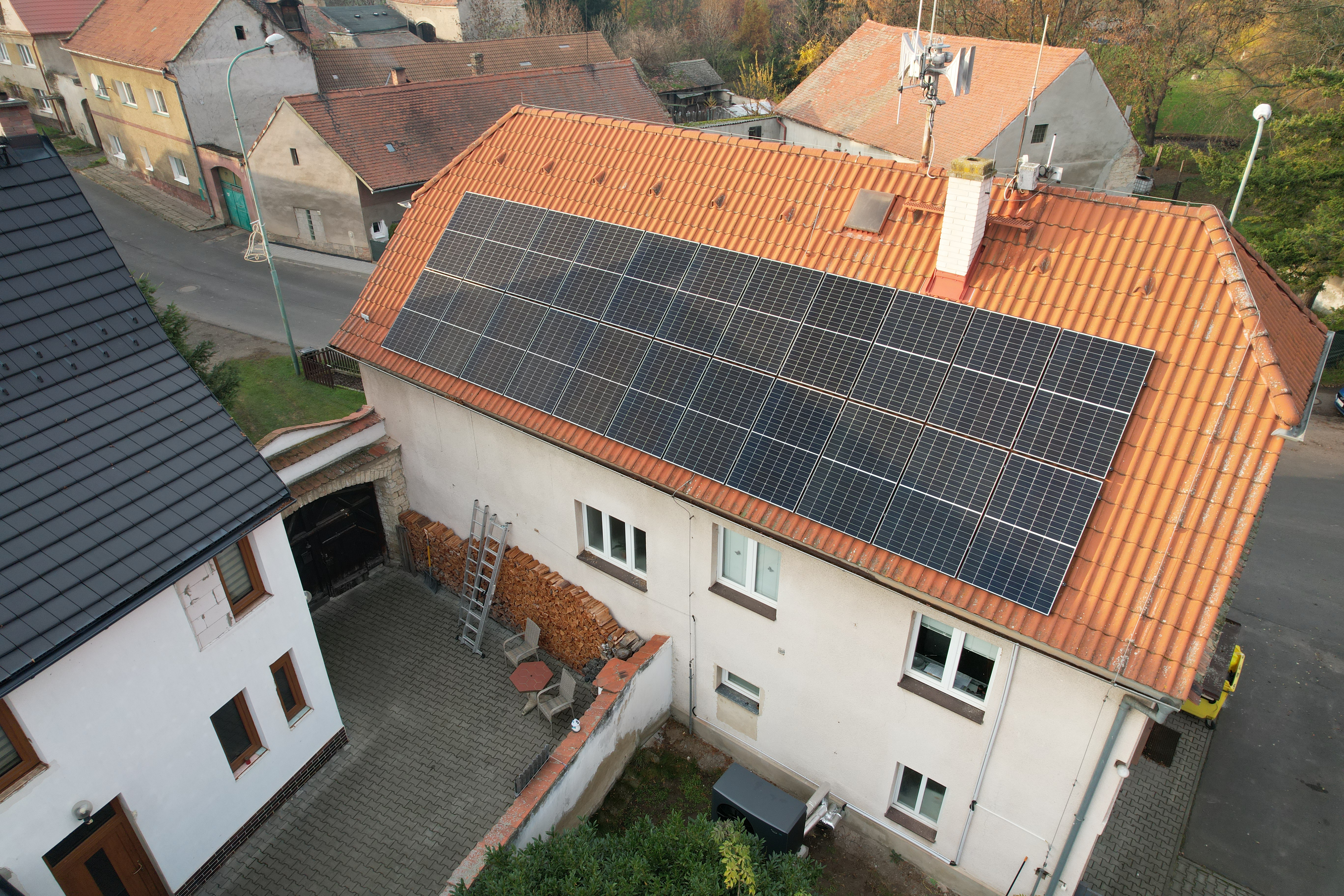 Fotovoltaické panely na střeše domu ve Středočeském kraji