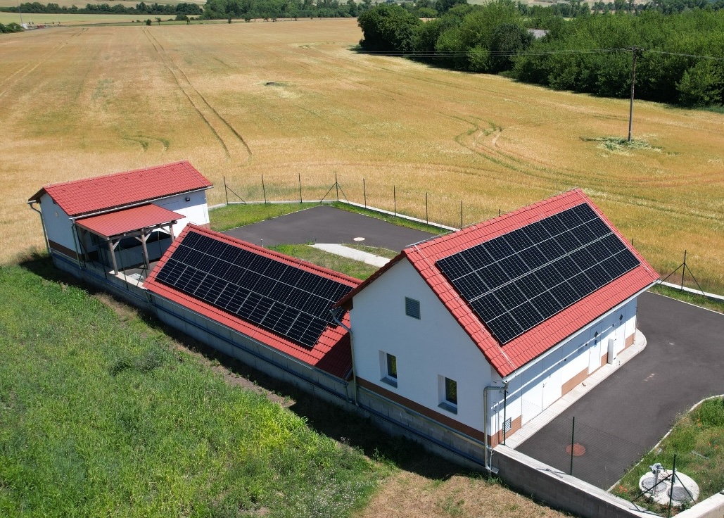 Fotovoltaické panely na střeše domu ve Středočeském kraji